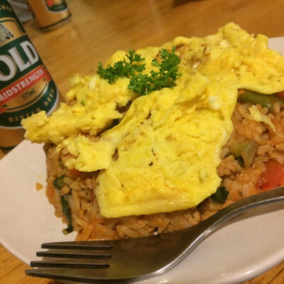 オーガニック野菜たっぷりオムライスとビール