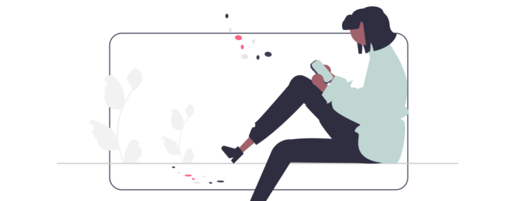 携帯を操作して座っている女性