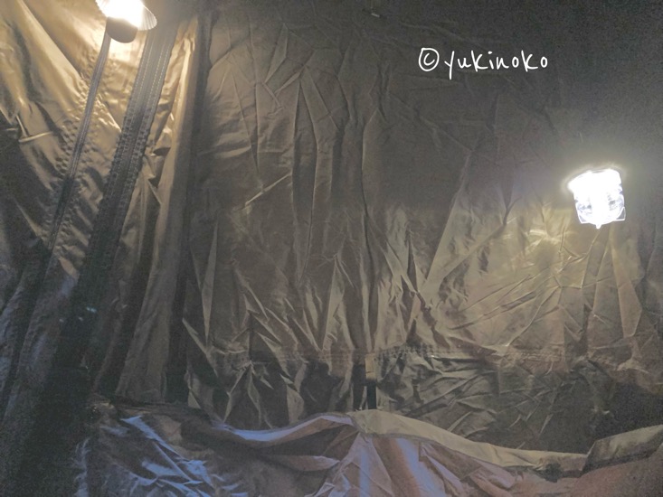 ogawaシャンティRのテントを完全に閉めてテント内にランタンが２つ引掛けられている様子が写っている