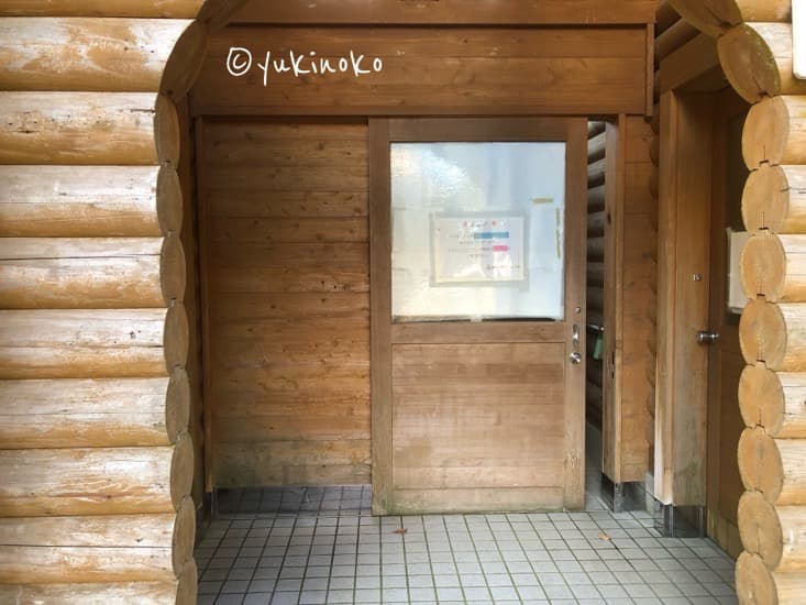 木でできた建物の入り口がアップで写っている