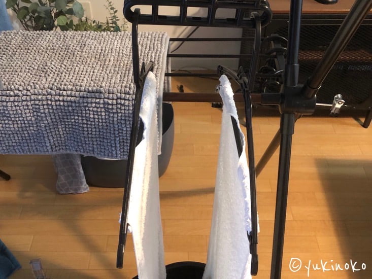 ハンガーに吊るされたタオルが2枚ぶら下がっている