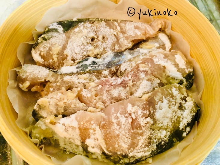 せいろの中にクッキングシートが敷かれていて、その上に塩麹漬けにした魚の切り身が入っている
