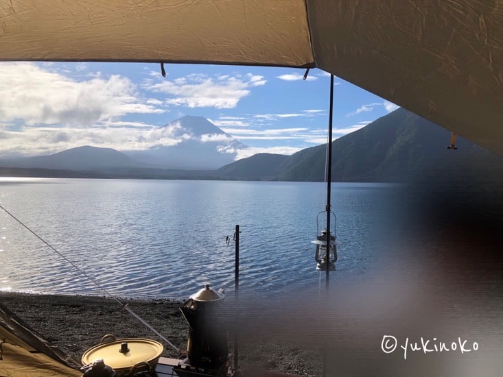 シャンティRのタープ部分の下から湖を見ている景色、奥には富士山が見える