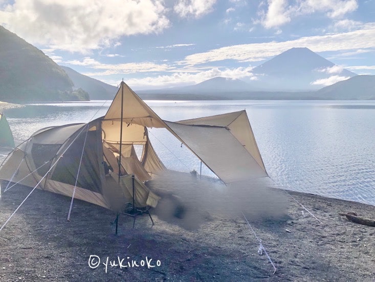 手前にogawaのシャンティR、奥には湖と、遠くに富士山が見える
