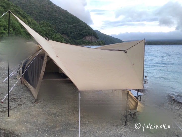 タープ部分を大きく張ったogawaのシャンティRが手前に、奥には湖が見える