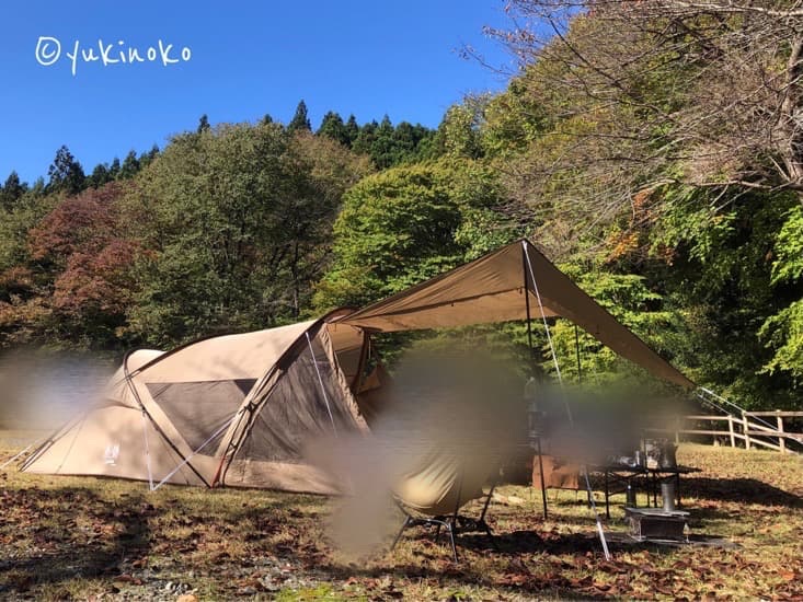青空と紅葉の下にogawa のシャンティrが設営してある様子