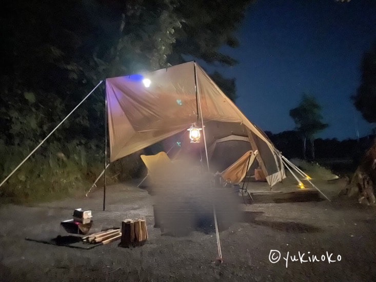 夜のキャンプ場に設営してあるogawa シャンティrを斜め正面から撮影したもの。