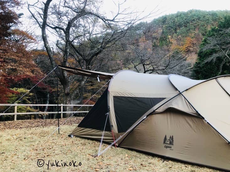 紅葉を背景に、手前にOgawaのシャンティrが設営されている