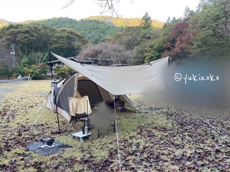 紅葉と落ち葉の中にOgawaのシャンティrが設営してある様子