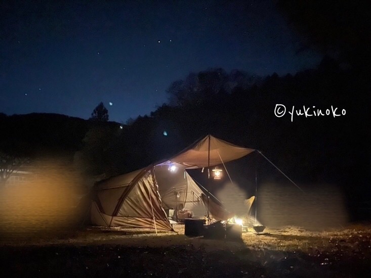 ogawaのシャンティrを夜に設営している様子、タープ部分は小さく四角く張っている
