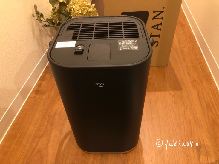 床の上に黒くて四角い象印のスチーム式加湿器が置いてある