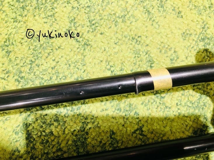 繋ぎ目部分の金属が変形しているテントポールを上から見ている