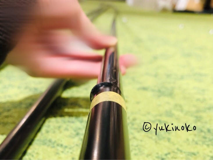 ポールを近くの横から見た状態。テントのポールを畳むための繋ぎ目、ポールの切り口が、めくりあがるような形で金属が変形している