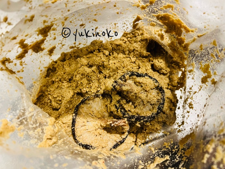 ぬか漬けになった椎茸とぬかどこの様子