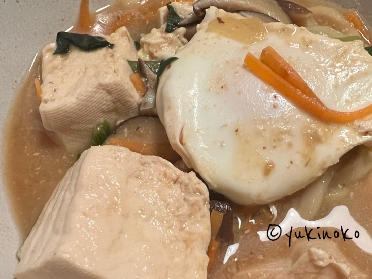 どんぶりの中に豆腐や卵などの具と一緒に椎茸も見える