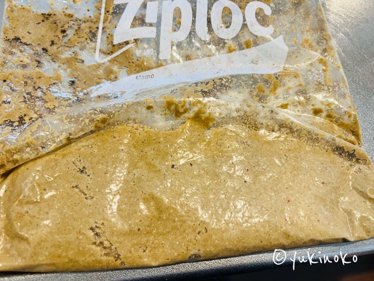 ジップロックの中にカビが生えてしまった無印の発酵ぬかどこが入っている様子を袋の表側から見ている、下部のぬかどこ本体部分をアップにしている