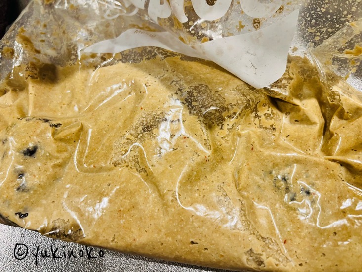 袋の外側から椎茸が入ったぬかどこを見ている様子