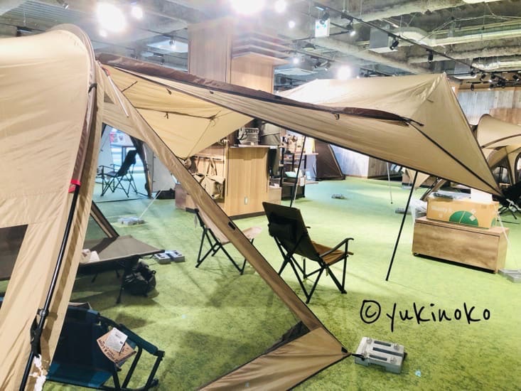 ogawa直営店に展示されているシャンティRのテント本体の右側サイドを近くから撮影したもの