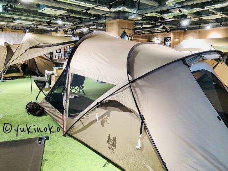 ogawa直営店に展示されているシャンティRを、写真の左側にテント正面、写真の右側にテント後ろ側が来るようにテント本体の左側サイドを撮影したもの