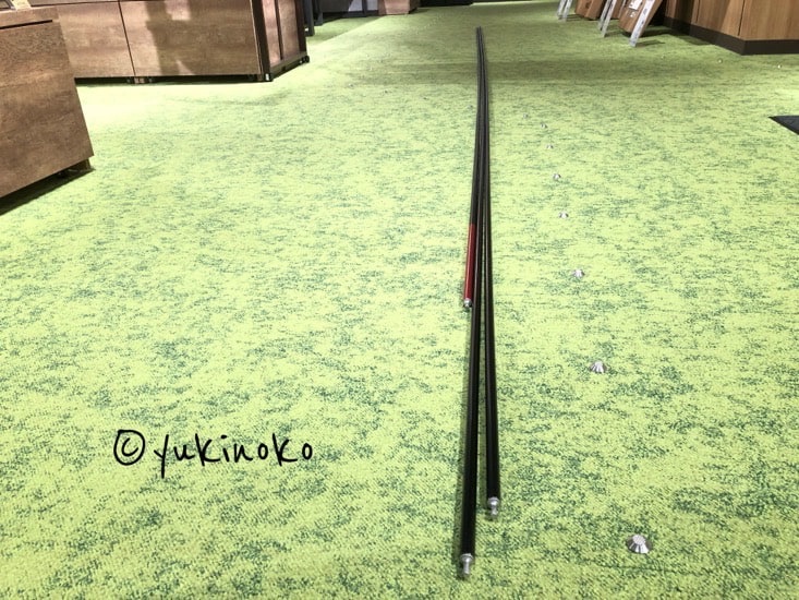真っ直ぐになったシャンティRのテントポールが床に置かれている