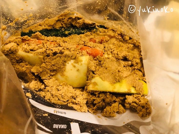 ジップロックの中に無印の発酵ぬかどこと野菜が入っている様子