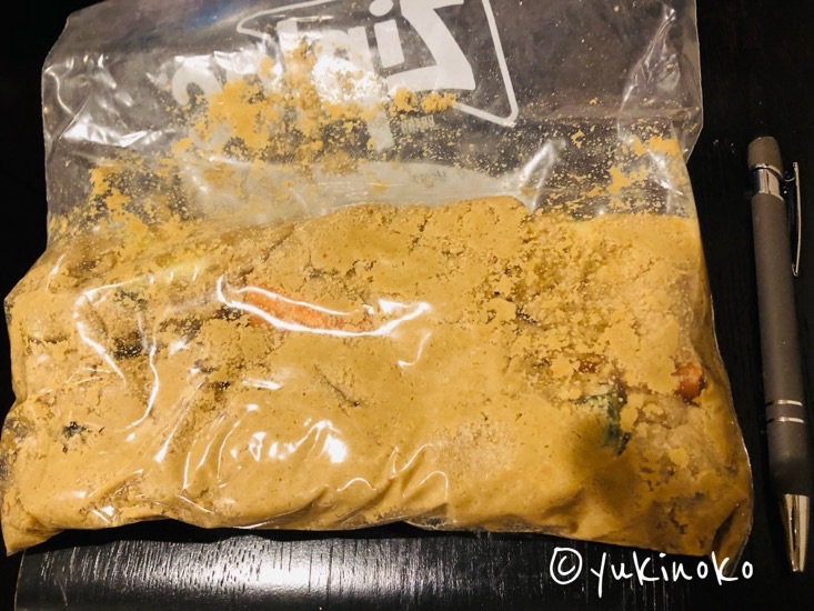ジップロックの中に無印の発酵ぬかどこと野菜が入っている様子を外側から写している、隣にボールペンも置いてある