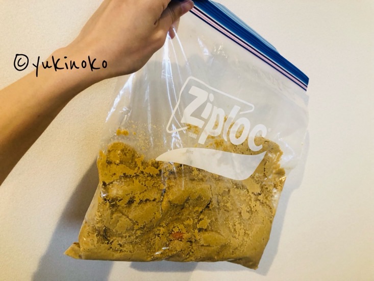 ぬかどこと野菜が入ったジップロックの袋を手で持って少し離れて見た様子