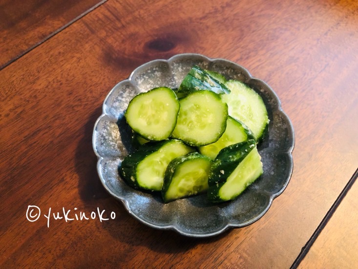 お皿の上にきゅうりのぬか漬けが切って置いてある