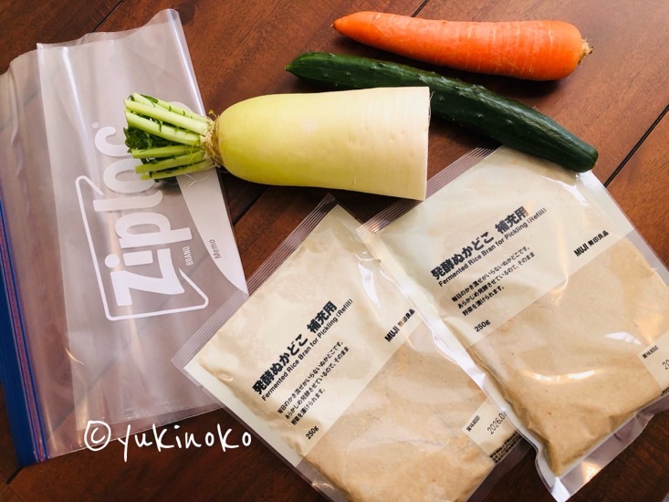 テーブルの上にジップロックLサイズ、野菜、ぬかどこ補充用2パックが置いてある