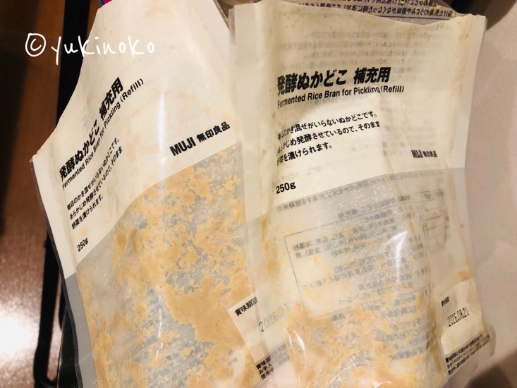 発酵ぬかどこ補充用の中身を出した後の袋が二つ並んでいて、左側は中身が少し袋に付いて残っていて、右側はほとんど残っていない