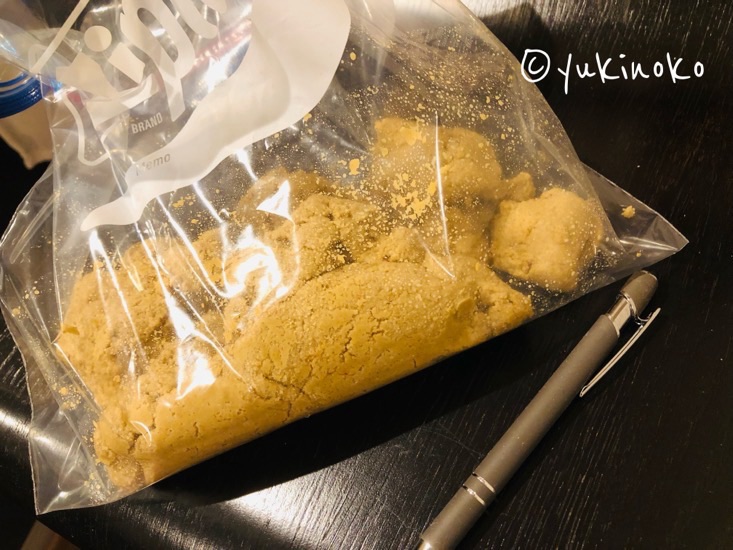 ジップロックLサイズに無印の発酵ぬかどこ補充用250gを2パック入れた後の様子