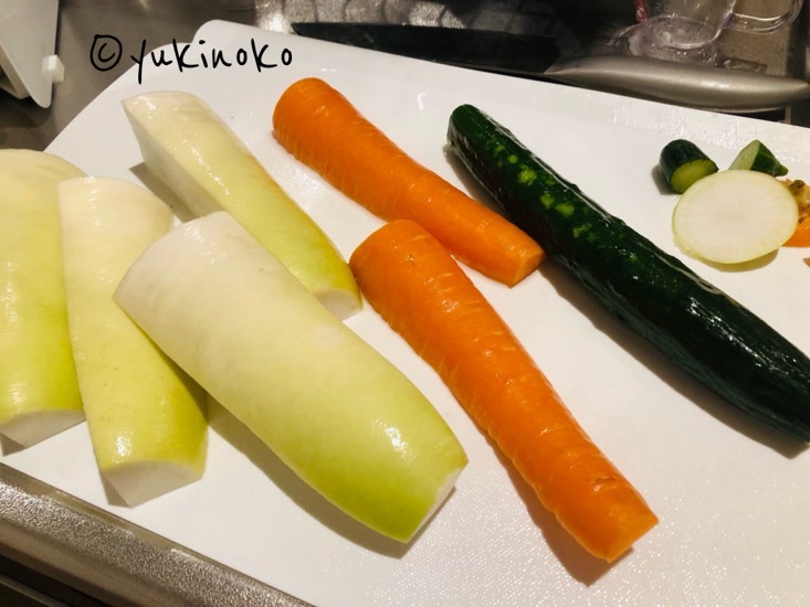 きゅうり、にんじん、大根を切った状態でまな板の上に置いている